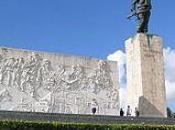 personas visitan Memorial Guevara
