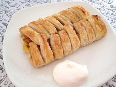 Buen finde Trenzas de hojaldre con plátano y manzana recetas sencillas hojaldre de compra fresco recetas rápidas y fáciles de postres recetas postres con restos recetas postres con frutas recetas fáciles con hojaldre recetas delikatissen recetas de tartas individuales recetas de pastas de hojaldre caseras recetas con plátano recetas con manzana Receta de trenzas de hojaldre con plátano y manzana postres fáciles recetas postres delikatissen postres con frutas manzana y platano gastro blog fotos de postres fotos bonitas de postres blog de recetas de postres