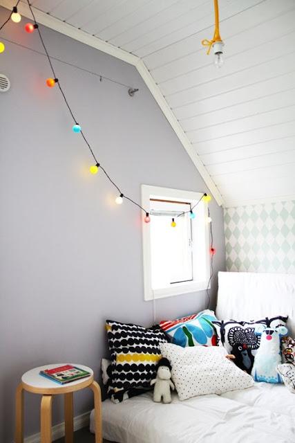 Cuarto_infantil_decorado_con_cable_de_casquillos_de_colores_tipo_banderola