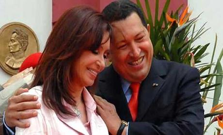 Cristina Fernández lleva a Chávez una Biblia de regalo