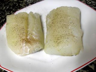 Bacalao confitado con pimientos y romesco de piñones