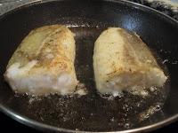 Bacalao confitado con pimientos y romesco de piñones