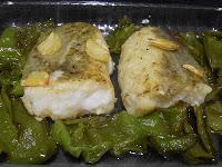 Bacalao confitado con pimientos y romesco de piñones