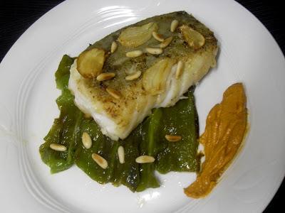 Bacalao confitado con pimientos y romesco de piñones