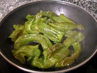 Bacalao confitado con pimientos y romesco de piñones