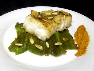 Bacalao confitado con pimientos y romesco de piñones