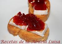 TOSTADA DE QUESO CON DULCE DE PIMIENTO