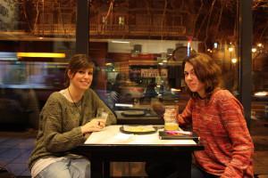 Entrevistando a Laura Ordoñez con una birra en la mano