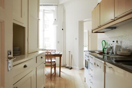 sofa verde sillon naranja teja pintura pared verde cálido muebles de ikea muebles de diseño clásico escandinavo mesa diseño danés interiores nórdicos diseño de interiores decoración sueca decoración mid century modern decoración estilo nórdico decoración escandinava decoración en neutros decoración de interiores decoración danesa decoración calida decoración acogedora cerámica nórdica blog interiorismo blog estilo nórdico blog decoración 