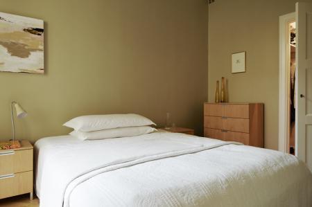 sofa verde sillon naranja teja pintura pared verde cálido muebles de ikea muebles de diseño clásico escandinavo mesa diseño danés interiores nórdicos diseño de interiores decoración sueca decoración mid century modern decoración estilo nórdico decoración escandinava decoración en neutros decoración de interiores decoración danesa decoración calida decoración acogedora cerámica nórdica blog interiorismo blog estilo nórdico blog decoración 