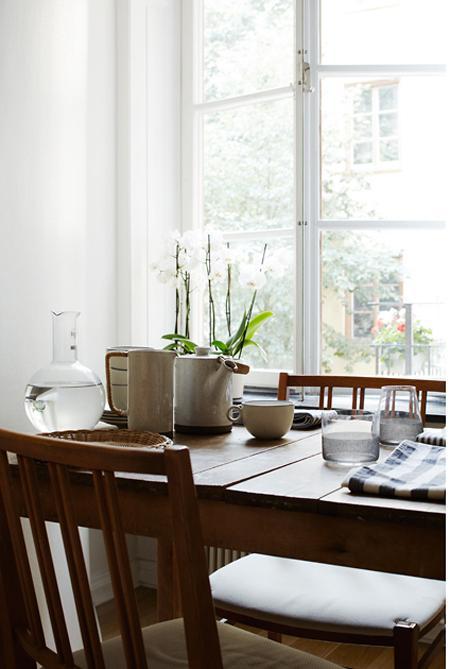 sofa verde sillon naranja teja pintura pared verde cálido muebles de ikea muebles de diseño clásico escandinavo mesa diseño danés interiores nórdicos diseño de interiores decoración sueca decoración mid century modern decoración estilo nórdico decoración escandinava decoración en neutros decoración de interiores decoración danesa decoración calida decoración acogedora cerámica nórdica blog interiorismo blog estilo nórdico blog decoración 