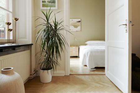 sofa verde sillon naranja teja pintura pared verde cálido muebles de ikea muebles de diseño clásico escandinavo mesa diseño danés interiores nórdicos diseño de interiores decoración sueca decoración mid century modern decoración estilo nórdico decoración escandinava decoración en neutros decoración de interiores decoración danesa decoración calida decoración acogedora cerámica nórdica blog interiorismo blog estilo nórdico blog decoración 