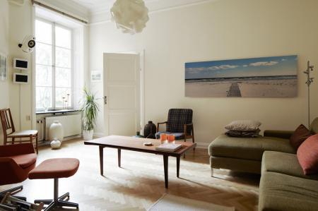 sofa verde sillon naranja teja pintura pared verde cálido muebles de ikea muebles de diseño clásico escandinavo mesa diseño danés interiores nórdicos diseño de interiores decoración sueca decoración mid century modern decoración estilo nórdico decoración escandinava decoración en neutros decoración de interiores decoración danesa decoración calida decoración acogedora cerámica nórdica blog interiorismo blog estilo nórdico blog decoración 