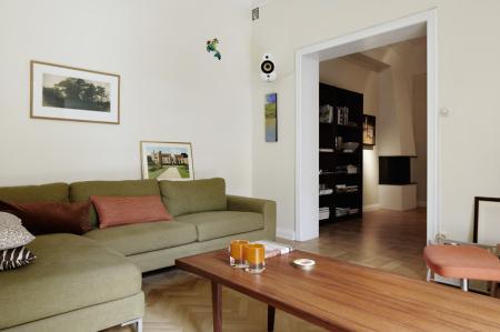 sofa verde sillon naranja teja pintura pared verde cálido muebles de ikea muebles de diseño clásico escandinavo mesa diseño danés interiores nórdicos diseño de interiores decoración sueca decoración mid century modern decoración estilo nórdico decoración escandinava decoración en neutros decoración de interiores decoración danesa decoración calida decoración acogedora cerámica nórdica blog interiorismo blog estilo nórdico blog decoración 