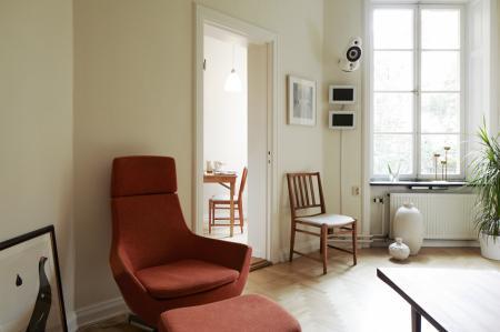 sofa verde sillon naranja teja pintura pared verde cálido muebles de ikea muebles de diseño clásico escandinavo mesa diseño danés interiores nórdicos diseño de interiores decoración sueca decoración mid century modern decoración estilo nórdico decoración escandinava decoración en neutros decoración de interiores decoración danesa decoración calida decoración acogedora cerámica nórdica blog interiorismo blog estilo nórdico blog decoración 