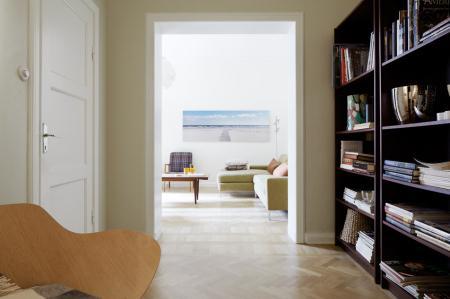 sofa verde sillon naranja teja pintura pared verde cálido muebles de ikea muebles de diseño clásico escandinavo mesa diseño danés interiores nórdicos diseño de interiores decoración sueca decoración mid century modern decoración estilo nórdico decoración escandinava decoración en neutros decoración de interiores decoración danesa decoración calida decoración acogedora cerámica nórdica blog interiorismo blog estilo nórdico blog decoración 