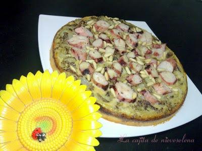 Coca de morcilla encebollada y pulpo con piñones