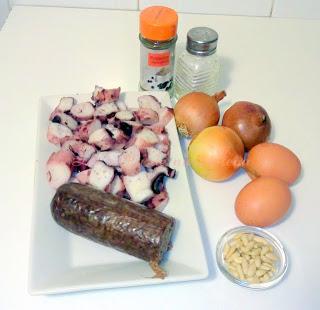 Coca de morcilla encebollada y pulpo con piñones