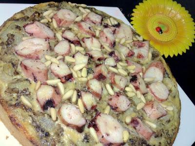 Coca de morcilla encebollada y pulpo con piñones