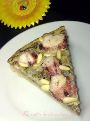 Coca de morcilla encebollada y pulpo con piñones