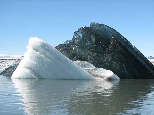 Foto de un iceberg negro causa gran polémica en Internet