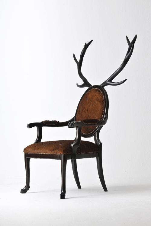 Las sillas híbridas de Merve Kahraman