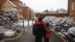 niños caminando al colegio con nieve