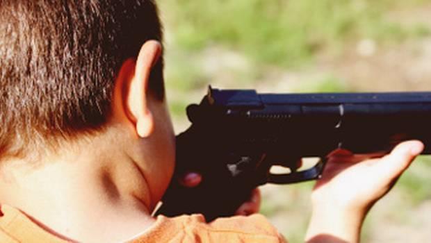 enseñara a niños a disparar