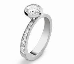 anillo de mujer con diamante