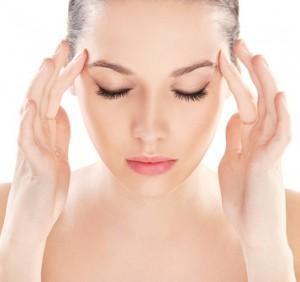 Close-up portrait of a thinking young beauty La visualización para eliminar el efecto negativo de una meta