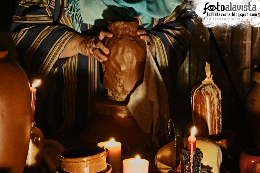 Modelando el barro bajo la luz de las velas