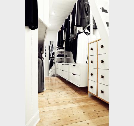 Decorar con diseño gráfico e ilustraciones walking closet decoración walk in closet tendencias deco 2013 blanco negro silla Philippe Stark papel de pared floral fucsia papel de pared de Cole & Son papel árboles muebles ikea muebles de diseño lámparas modernas negras diseño hogar diseño de interiores decoración vinilos posters gráficos cuadros frases decoración vinilos decoración nórdica decoración minimalista decoración ilustraciones decoración espacios pequeños decoración escandinava decoración diseño gráfico decoración de interiores decoración blanco y negro cocinas modernas cocinas blancas cerámica ikea boles cerámina blanco y negro baño decoración blanco y negro artículos hogar ikea