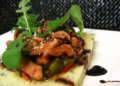 TIMBAL DE TIRAS DE MAGRO AL CHILE, PIMIENTO VERDE Y ROJO Y PURE DE PATATA CON AJO Y PEREJIL