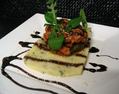 TIMBAL DE TIRAS DE MAGRO AL CHILE, PIMIENTO VERDE Y ROJO Y PURE DE PATATA CON AJO Y PEREJIL