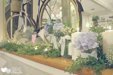 bicicleta en una boda entre hortensias azules