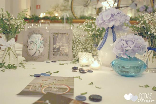 Una Boda con hortensias azules y una bici vintage