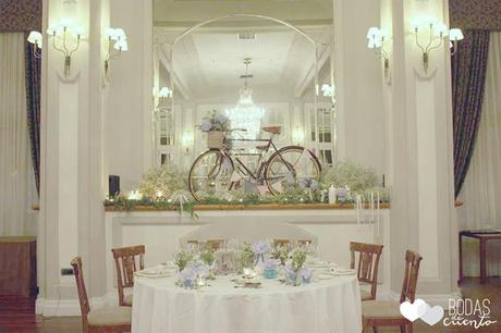 Mesa presidencial con hortensias azules