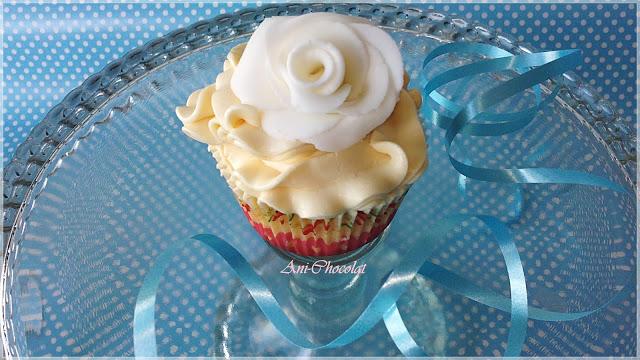 Cupcakes de vainilla con rosa fondant