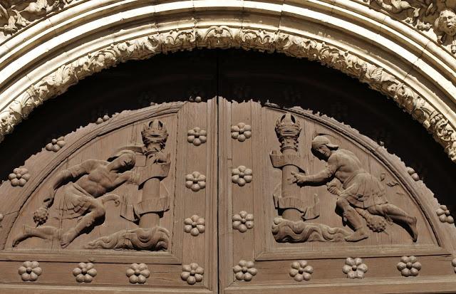 Las columnas de Hércules en la puerta del Ayuntamiento.
