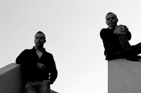 ‘DETRÁS DE LA PUERTA’ – PRÓLOGO, POR RAFAEL LLAMAZARES