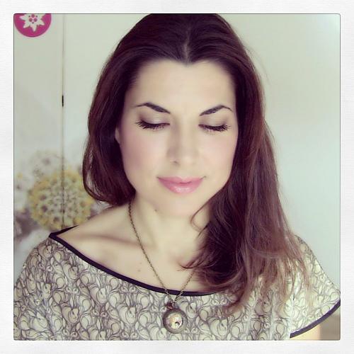 Isasaweis posando con una gargantilla locket Kokeshi Maternidad Pendientera