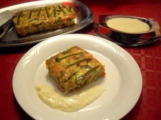 Pastel de verduras con salsa de queso