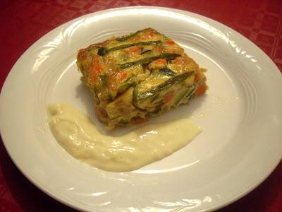 Pastel de verduras con salsa de queso