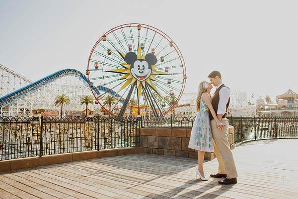 Bodas de hoy... ¡Sesión de compomiso en Disneyland!