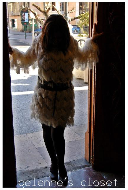 VESTIDO DE FLECOS, ABRIGO TIPO CHANEL