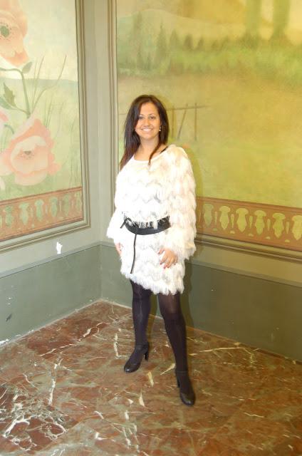 VESTIDO DE FLECOS, ABRIGO TIPO CHANEL