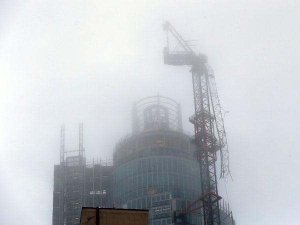 niebla en The Tower, donde helicóptero se ha estrellado contra una grúa