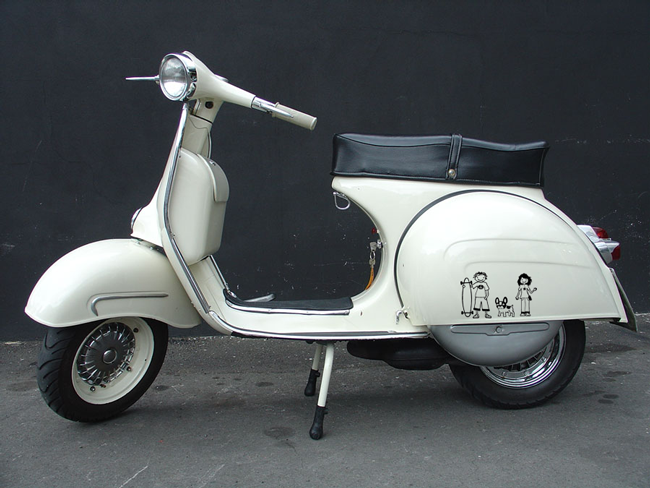 vespa blanca decorada con pegatinas de familia