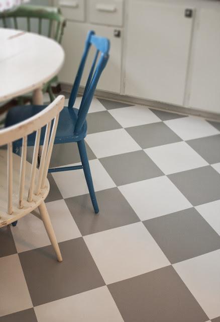 sillas_de_madera_combinadas_de_diferentes_colores