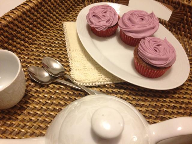 Cupcakes de chocolate y violetas (y café con mi amiga mas vieja)